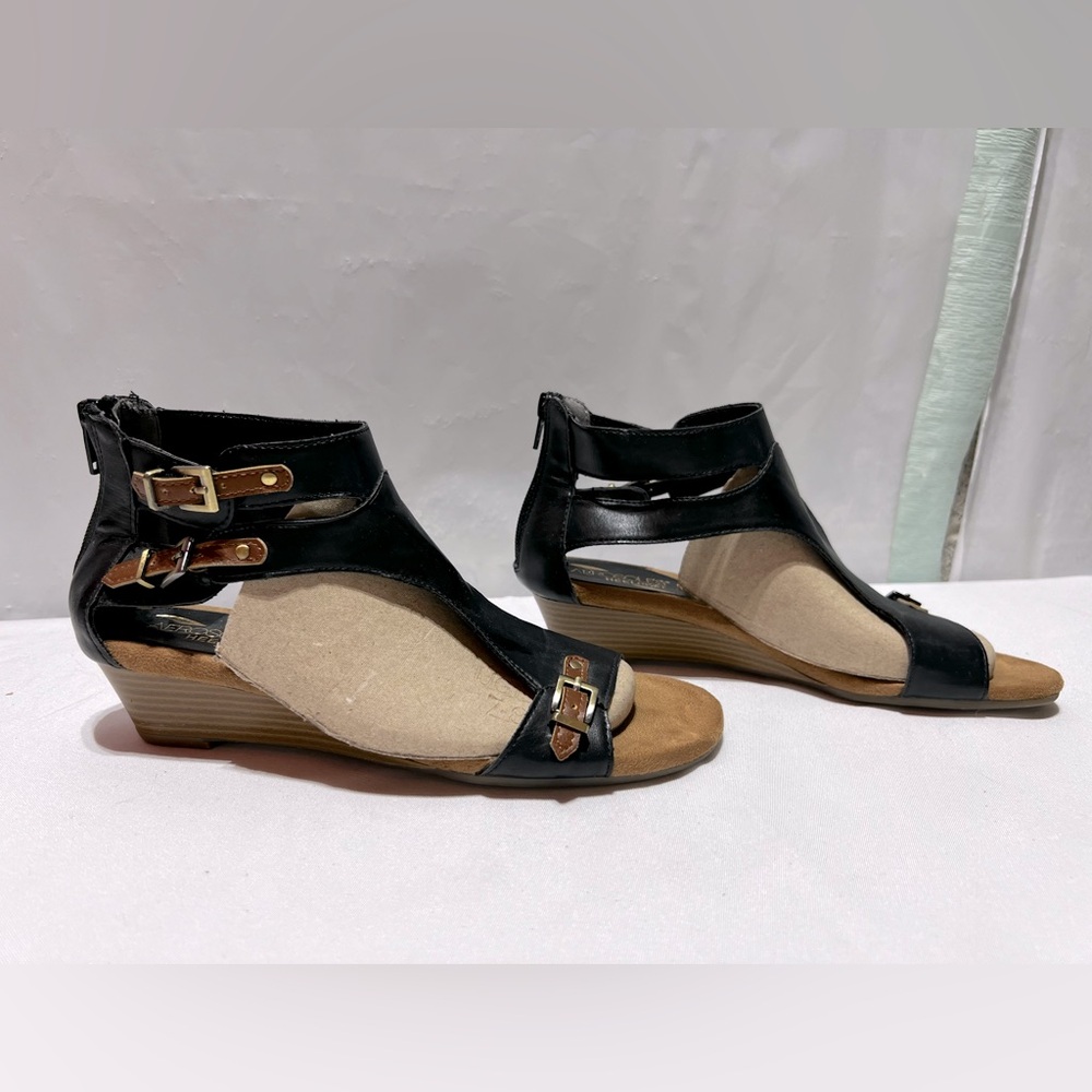 NWOT Aerosoles strappy Sandal
